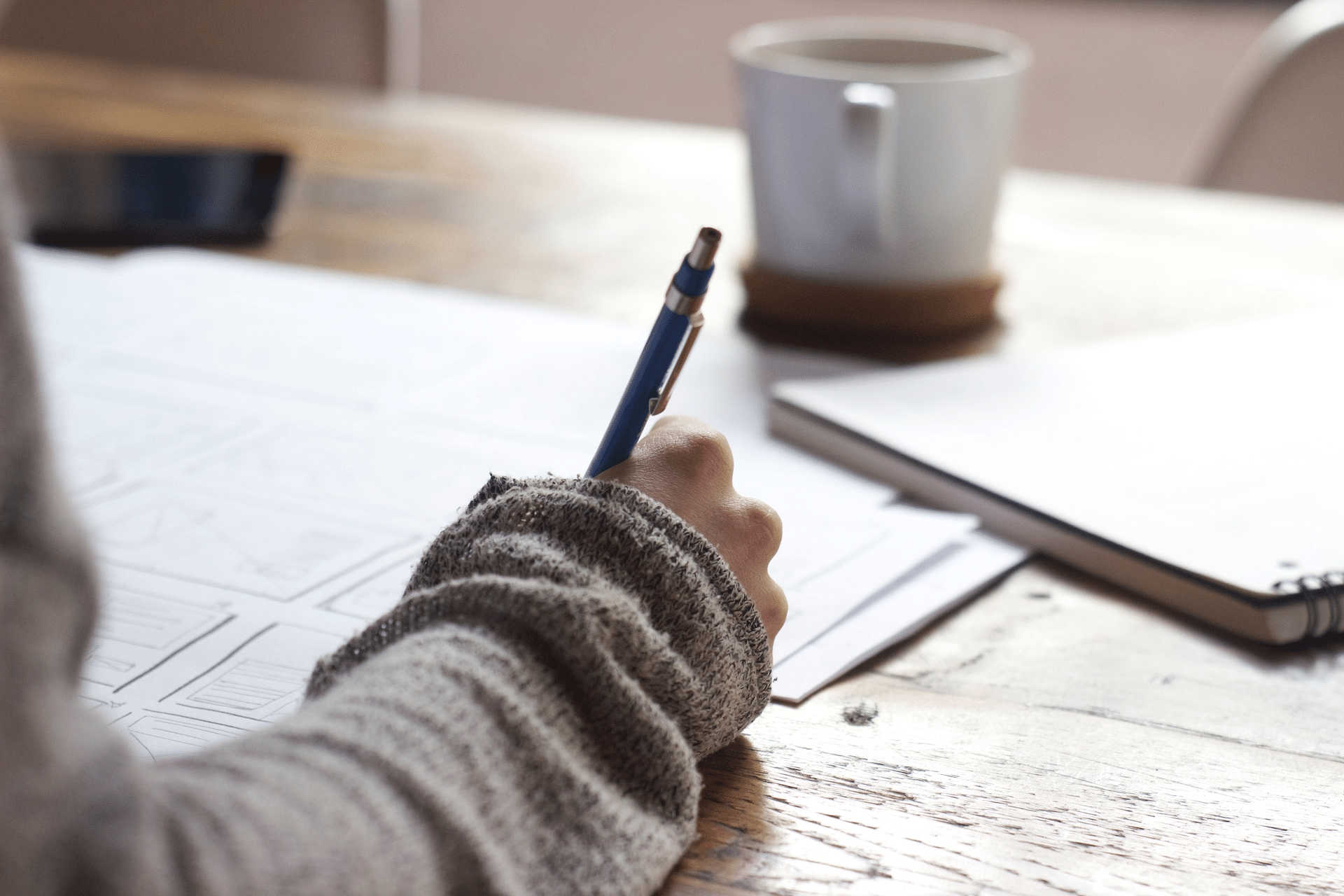 L'image représente un professionnel investi dans la personnalisation de la communication d'entreprise. Il met en place une stratégie sur un tableau blanc, insérant différents éléments tels que le logo de l'entreprise, les médias sociaux icones, les messages clés et le public cible, symbolisant l'importance de la communication sur mesure pour la réussite de l'entreprise.