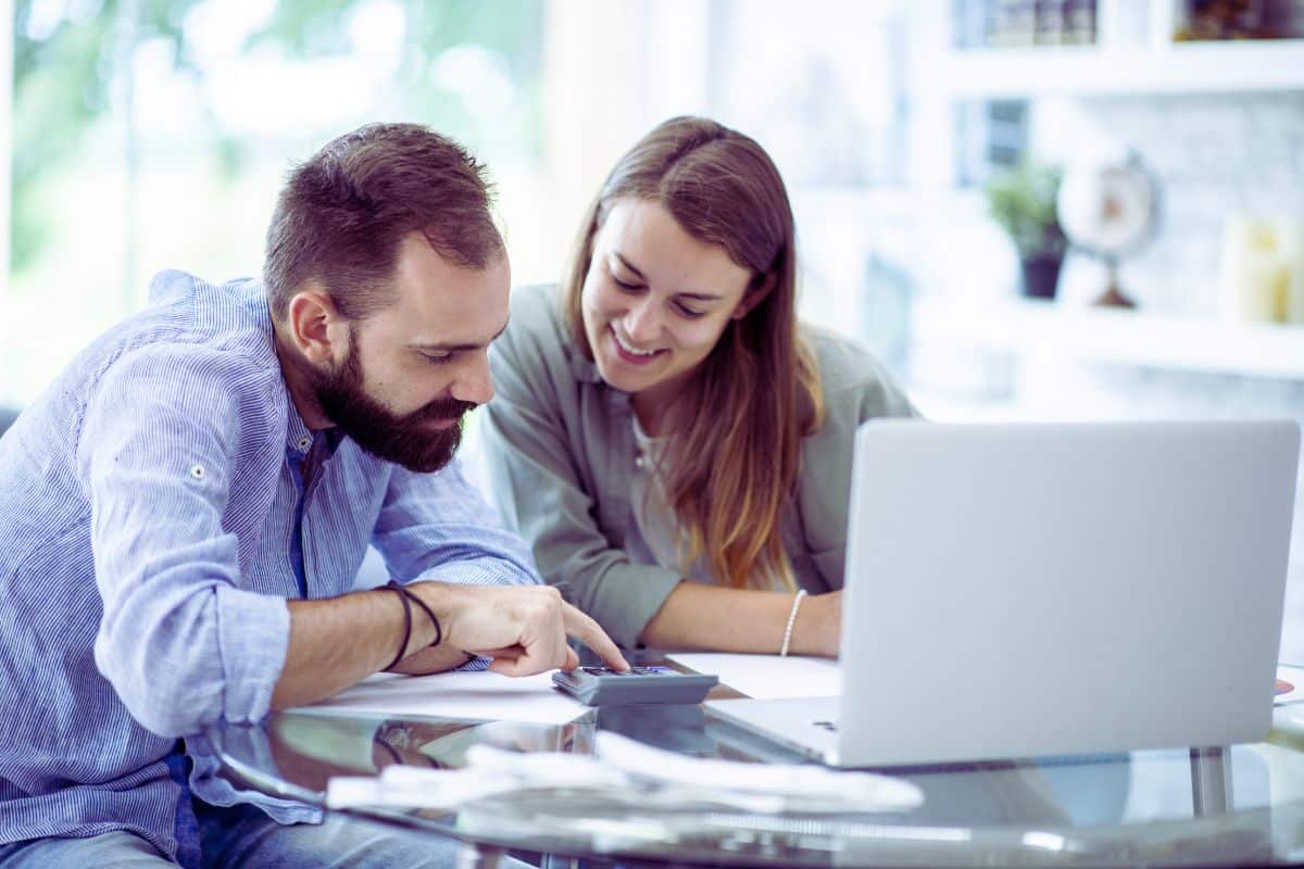 une-femme-souriante-signe-un-contrat-dassurance-emprunteur-avec-un-agent-dassurance