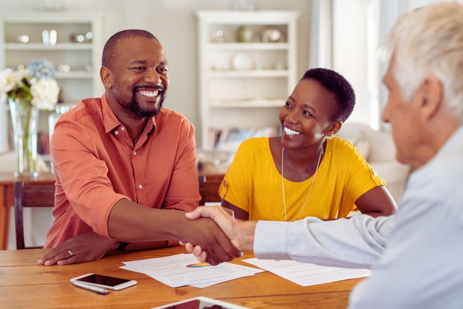une-femme-daffaires-examine-attentivement-des-documents-dassurance-professionnelle-pour-choisir-la-meilleure-option-pour-son-entreprise