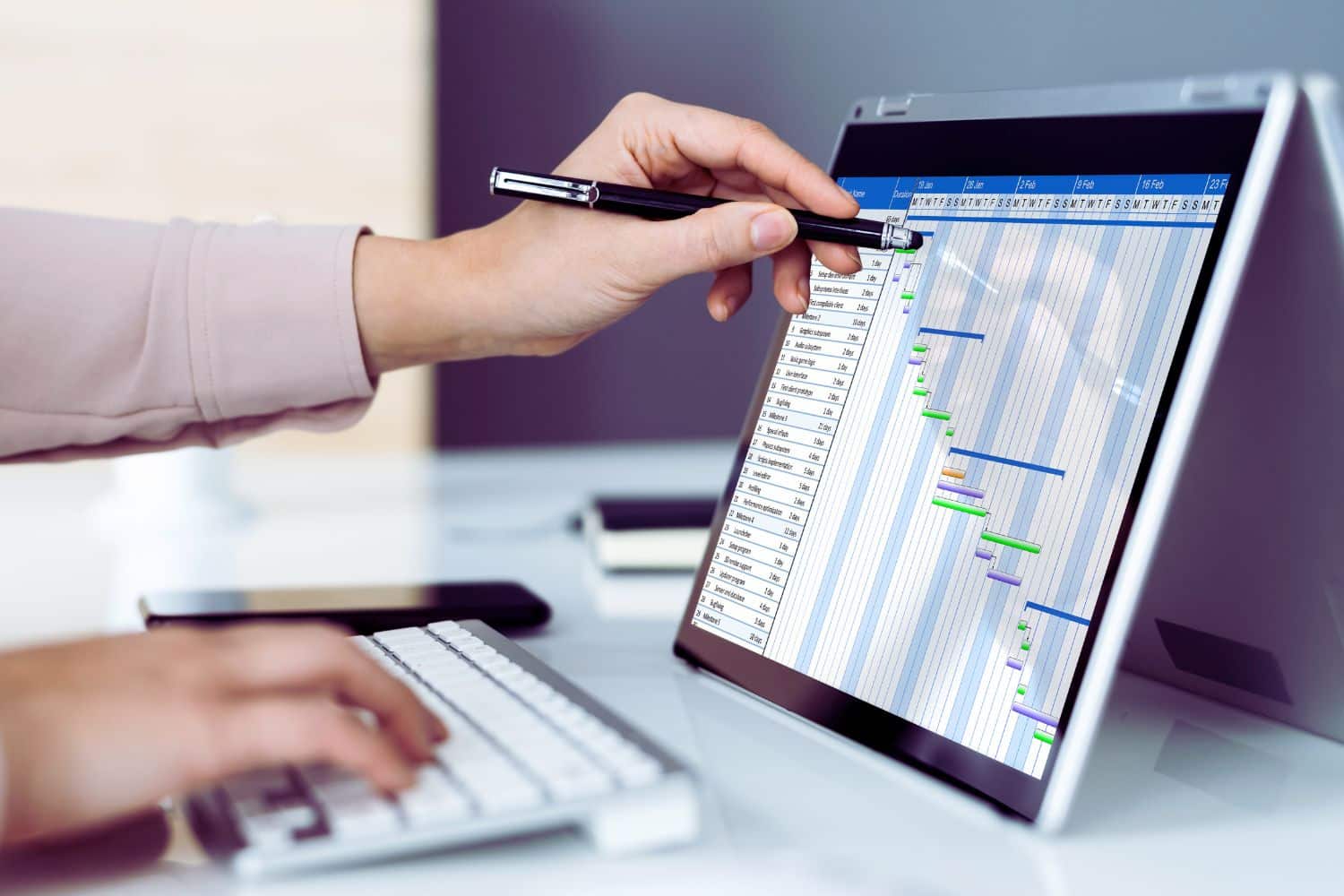 Une femme utilise un logiciel de gestion des contrats pour optimiser son travail.