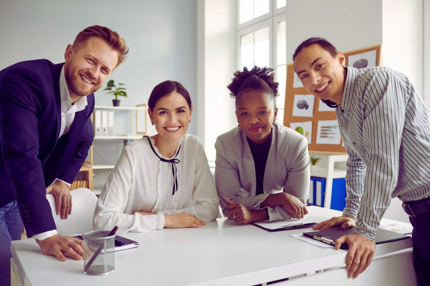 Une équipe d'employés utilisent une plateforme CSE pour améliorer la communication interne de leur entreprise.