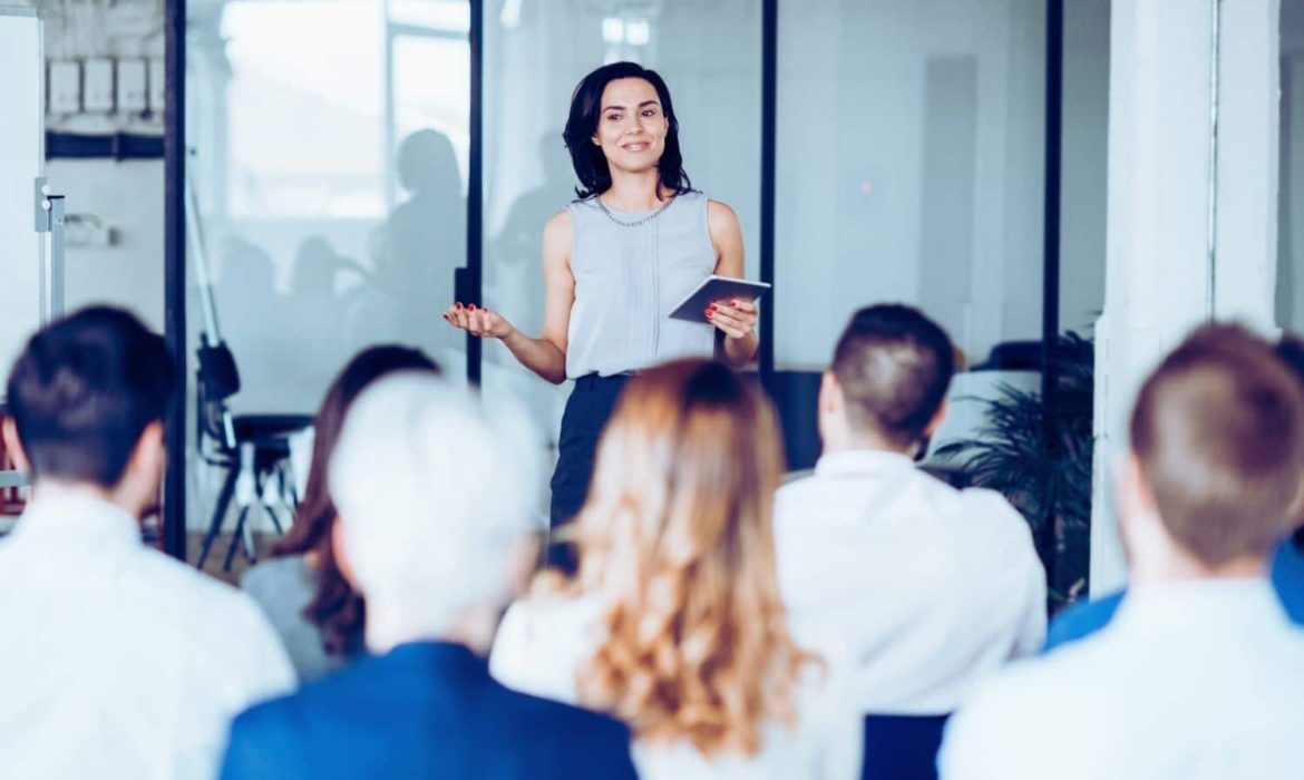 Un groupe de professionnels enthousiastes participe à un séminaire d'entreprise dynamique et réussi, découvrant les clés du succès.