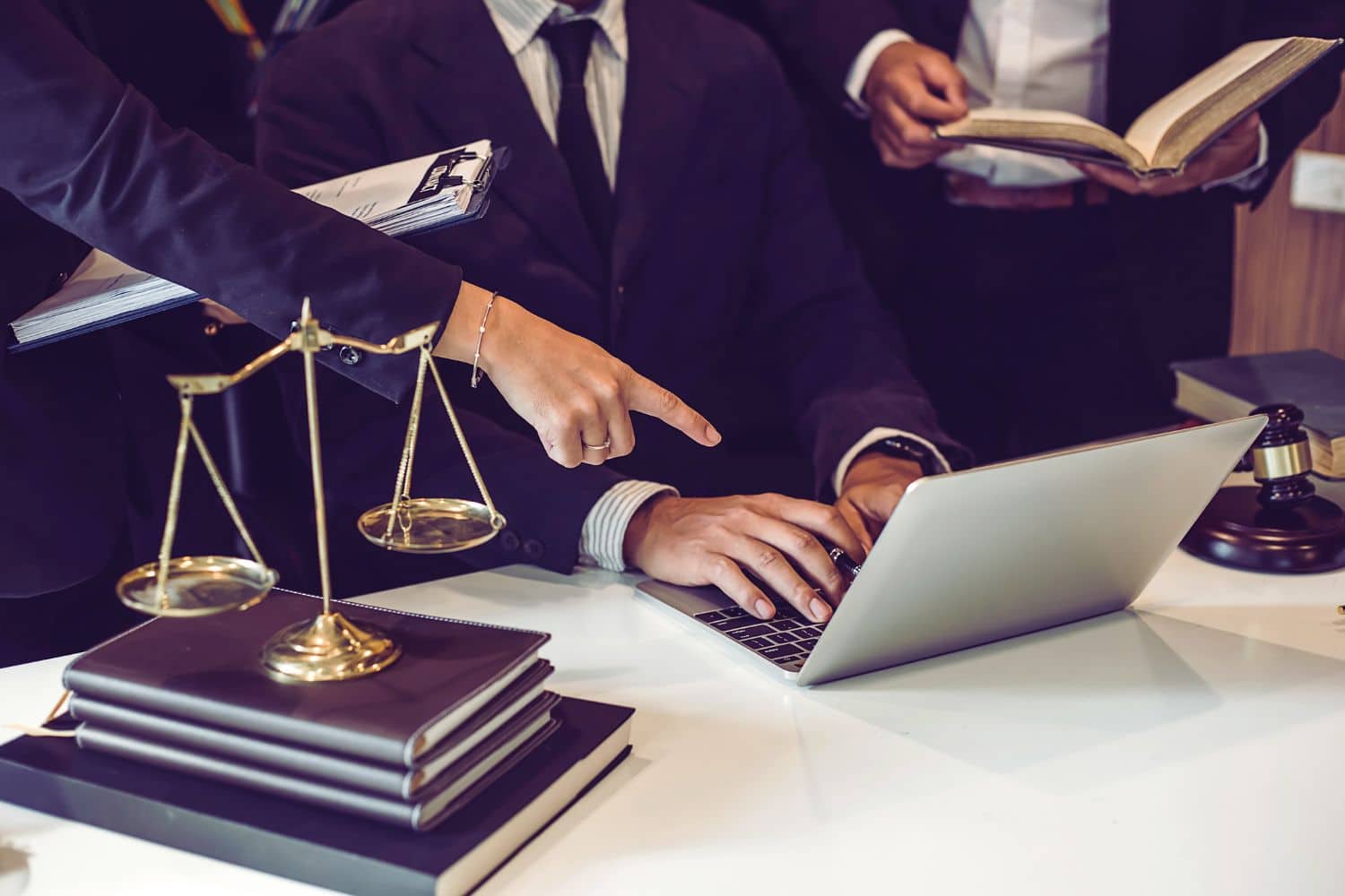 Image d'un avocat en train de donner des conseils à un client dans un bureau, illustrant le moment opportun pour consulter un avocat en droit des affaires.