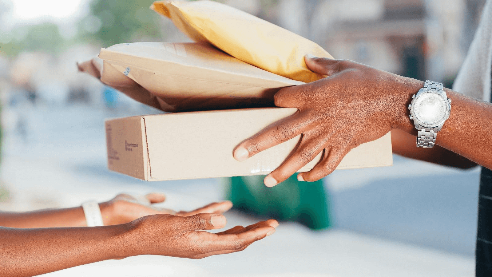 Un colis soigneusement préparé avec des produits de qualité pour garantir la satisfaction de vos clients dans votre boutique en ligne.