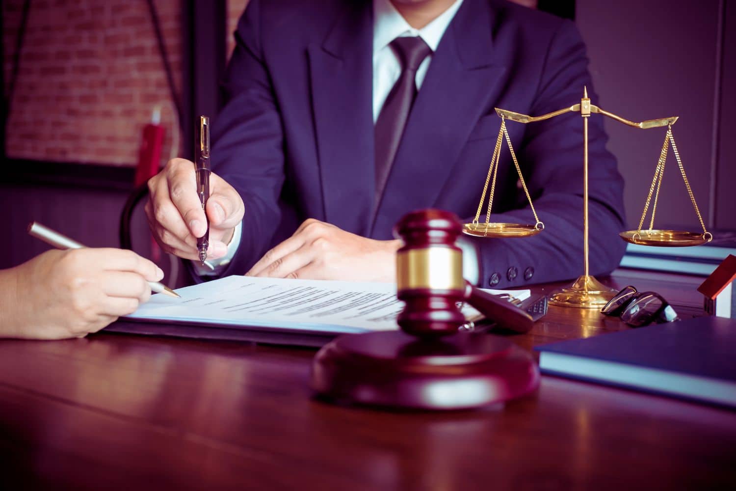 Un groupe d'avocats discute et partage des informations sur le Menu Hub Avocat, le réseau social spécialement conçu pour les professionnels du droit.
