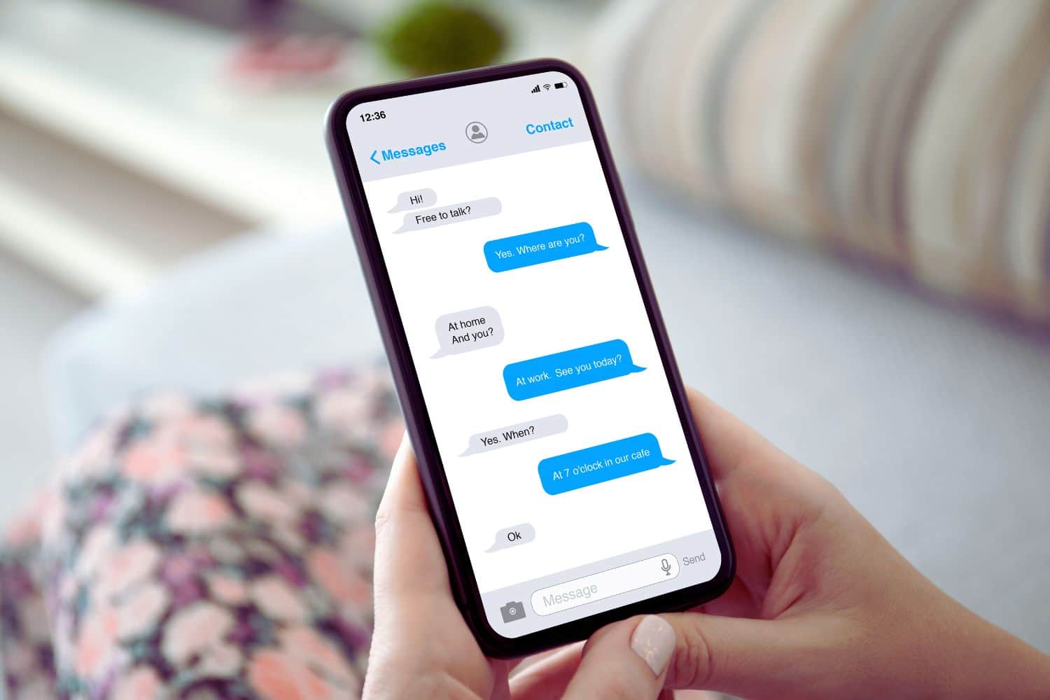 Image d'un smartphone avec l'application Messenger ouverte, montrant un exemple de sondage avec les nouvelles fonctionnalités de sondage malgré la récente mise à jour de 2022.