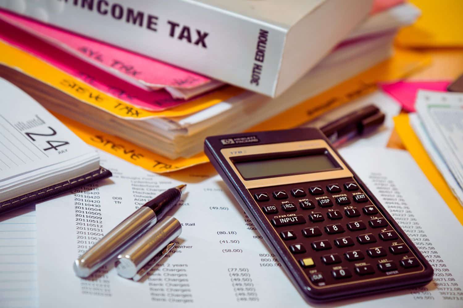Un expert-comptable discutant avec un chef d'entreprise de la stratégie financière à adopter pour maximiser les profits et assurer la croissance de l'entreprise.