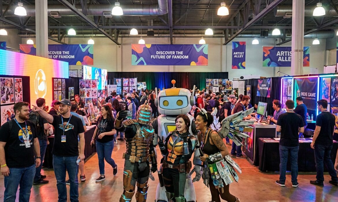 Scène animée d'une convention geek. Des cosplayers posent au premier plan, devant des stands d'artistes et de jeux vidéo.