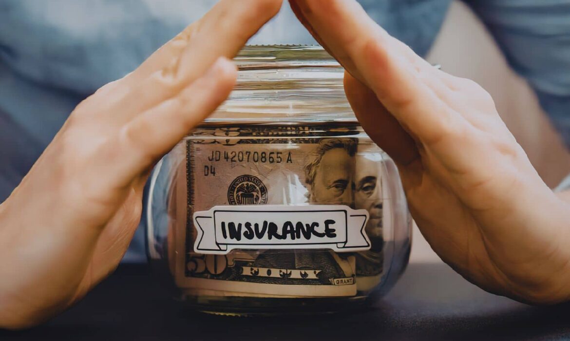 Mains protégeant bocal d’argent étiqueté assurance