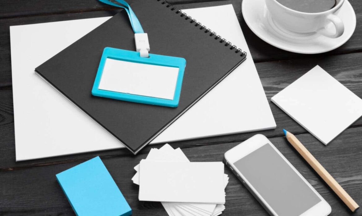 Fournitures de bureau avec badge et cartes vierges