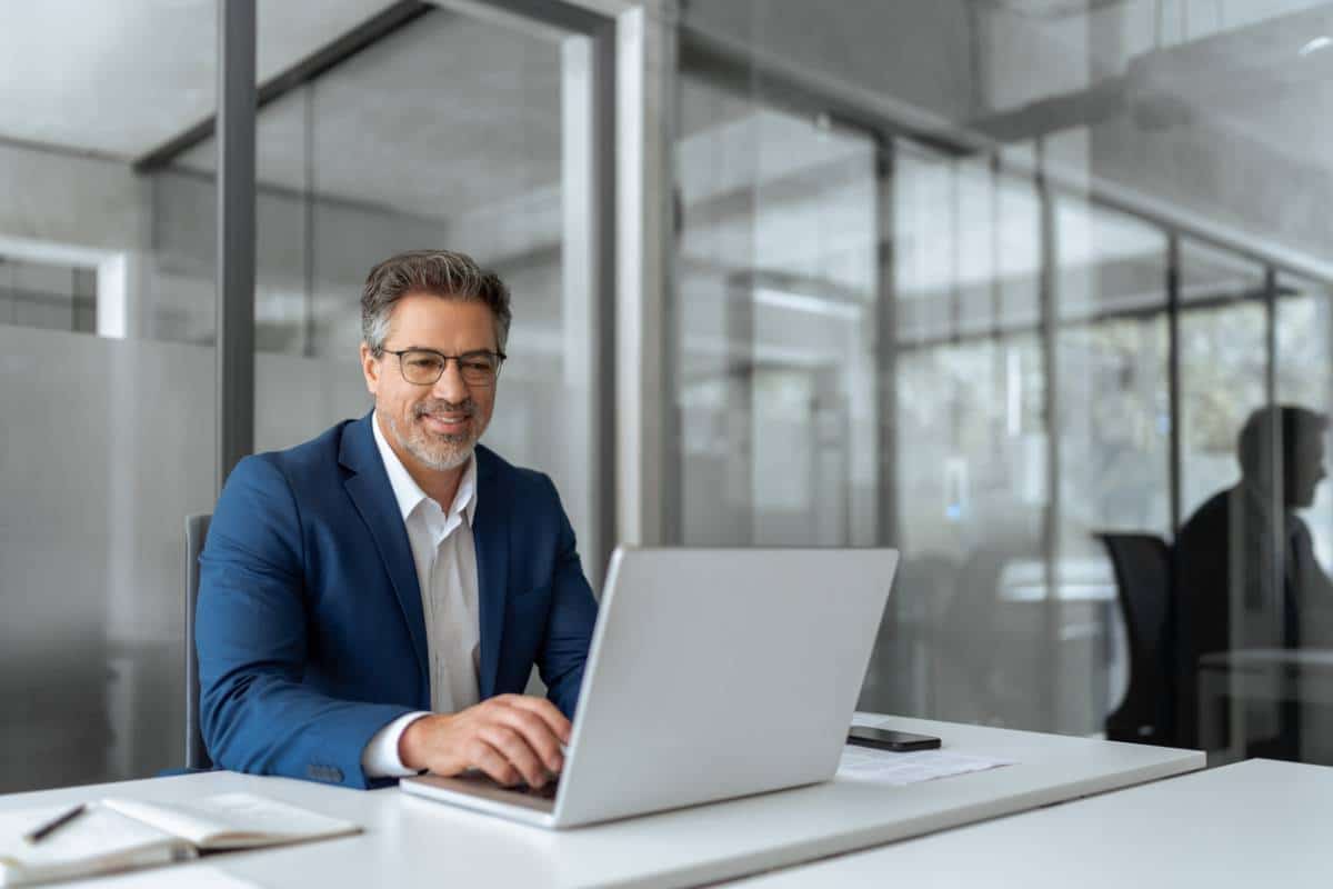 Homme en costume travaillant sur ordinateur portable