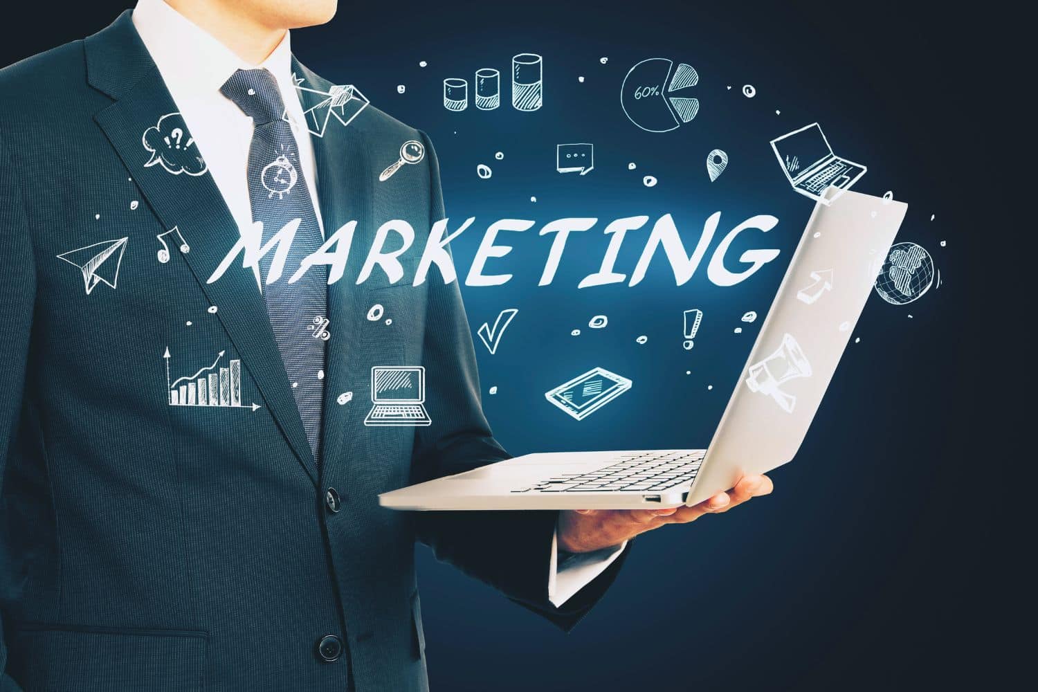Homme d’affaires tenant ordinateur avec icônes marketing