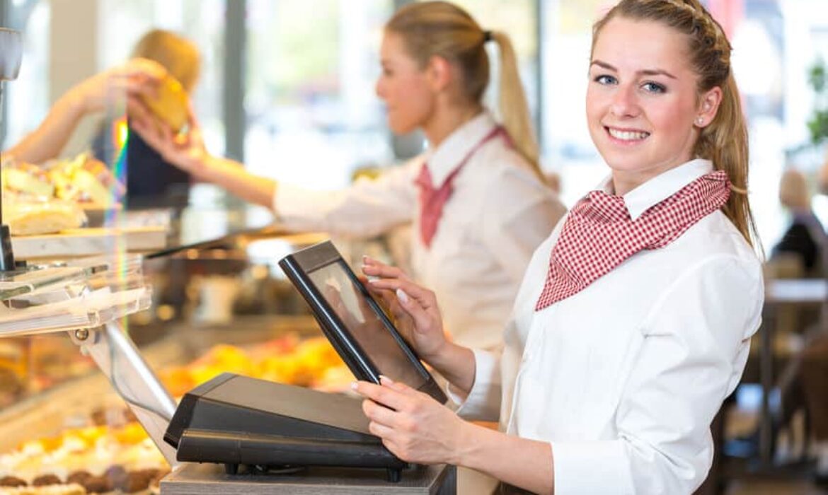 Employée de boulangerie utilisant une caisse tactile