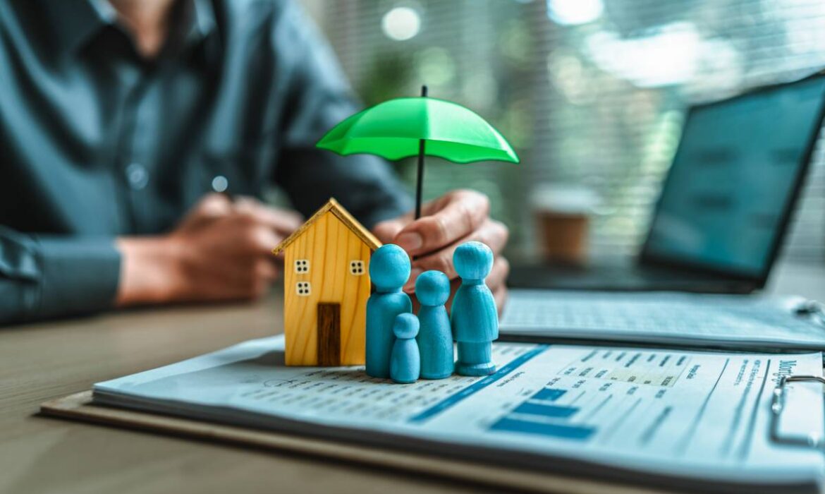 Maison miniature protégée par parapluie, famille figurines