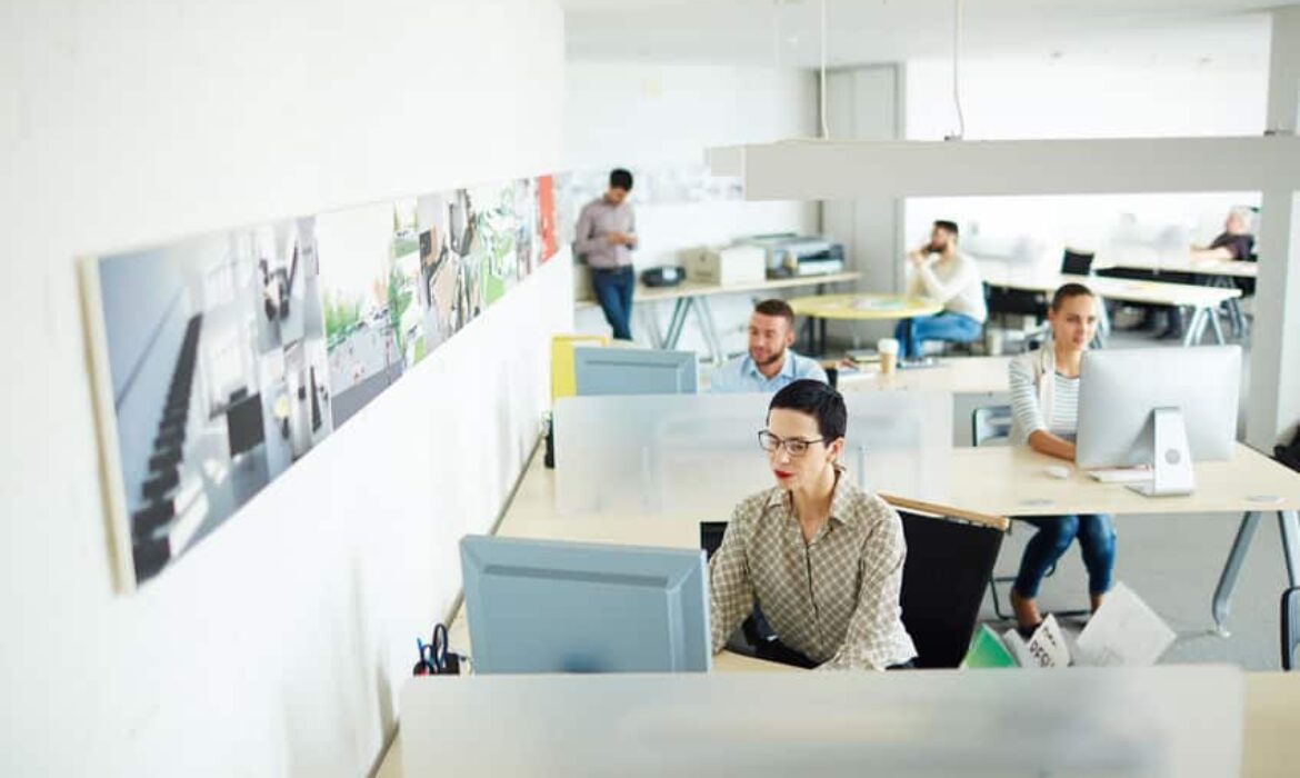 Employés travaillant dans un open space moderne