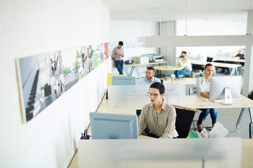 Employés travaillant dans un open space moderne