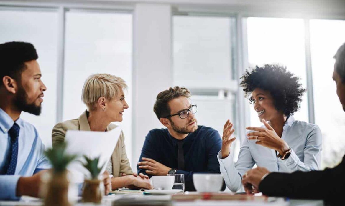 Réunion d'équipe en entreprise autour d'une table
