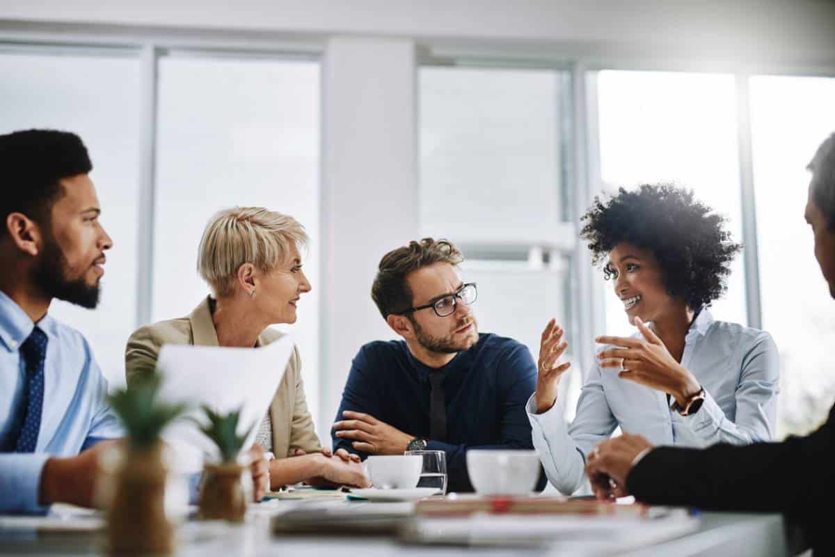 Réunion d'équipe en entreprise autour d'une table