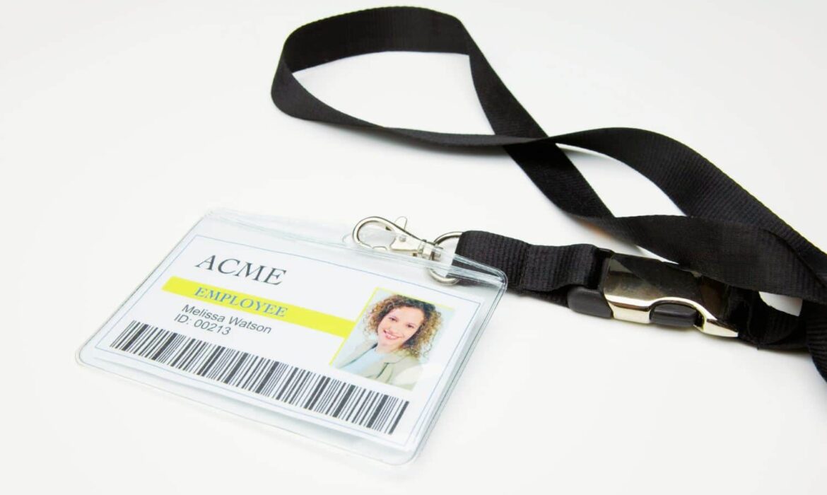 Badge employé ACME avec cordon noir