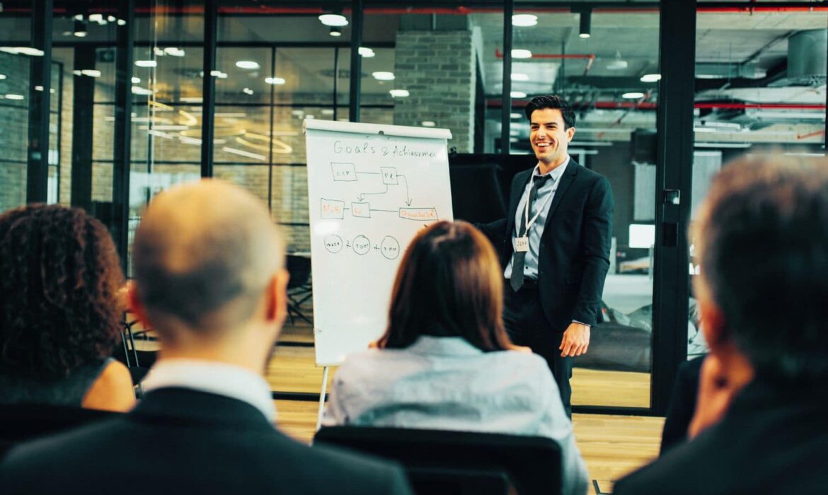 Présentation en entreprise devant collègues en salle moderne