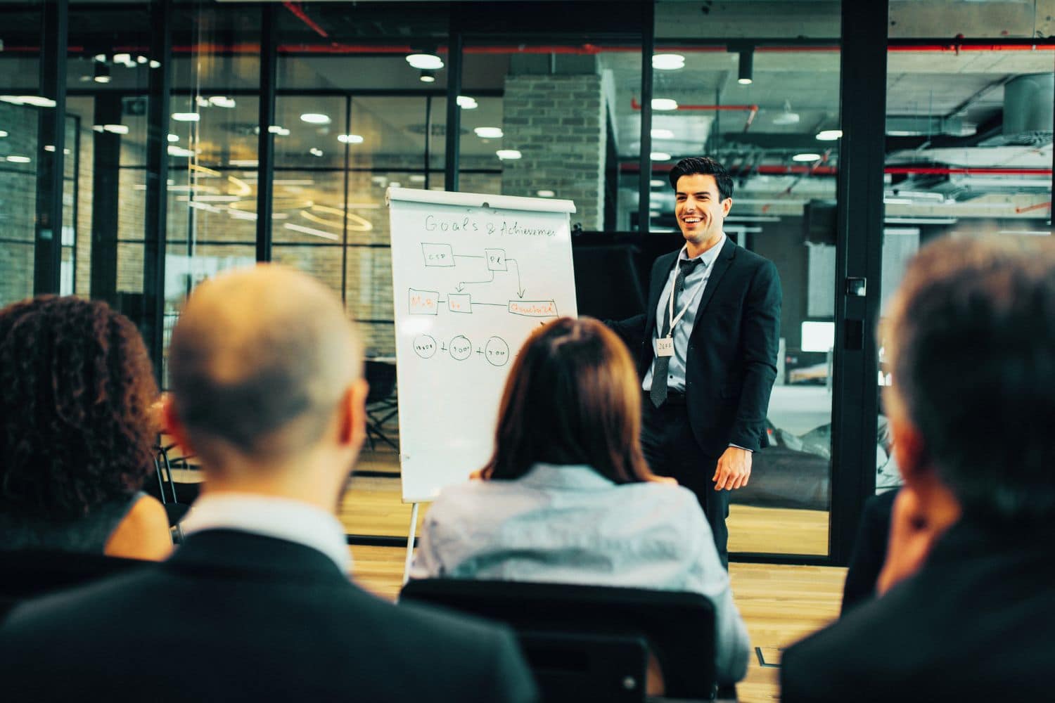 Présentation en entreprise devant collègues en salle moderne