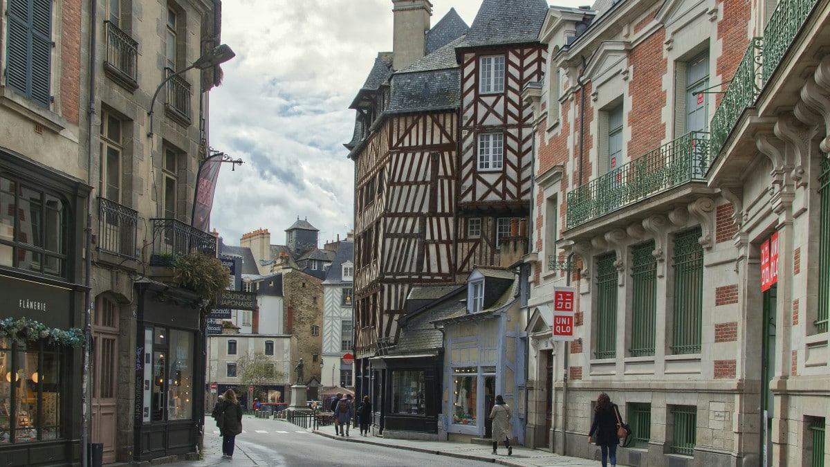 un centre ville avec des passants par temps couverts