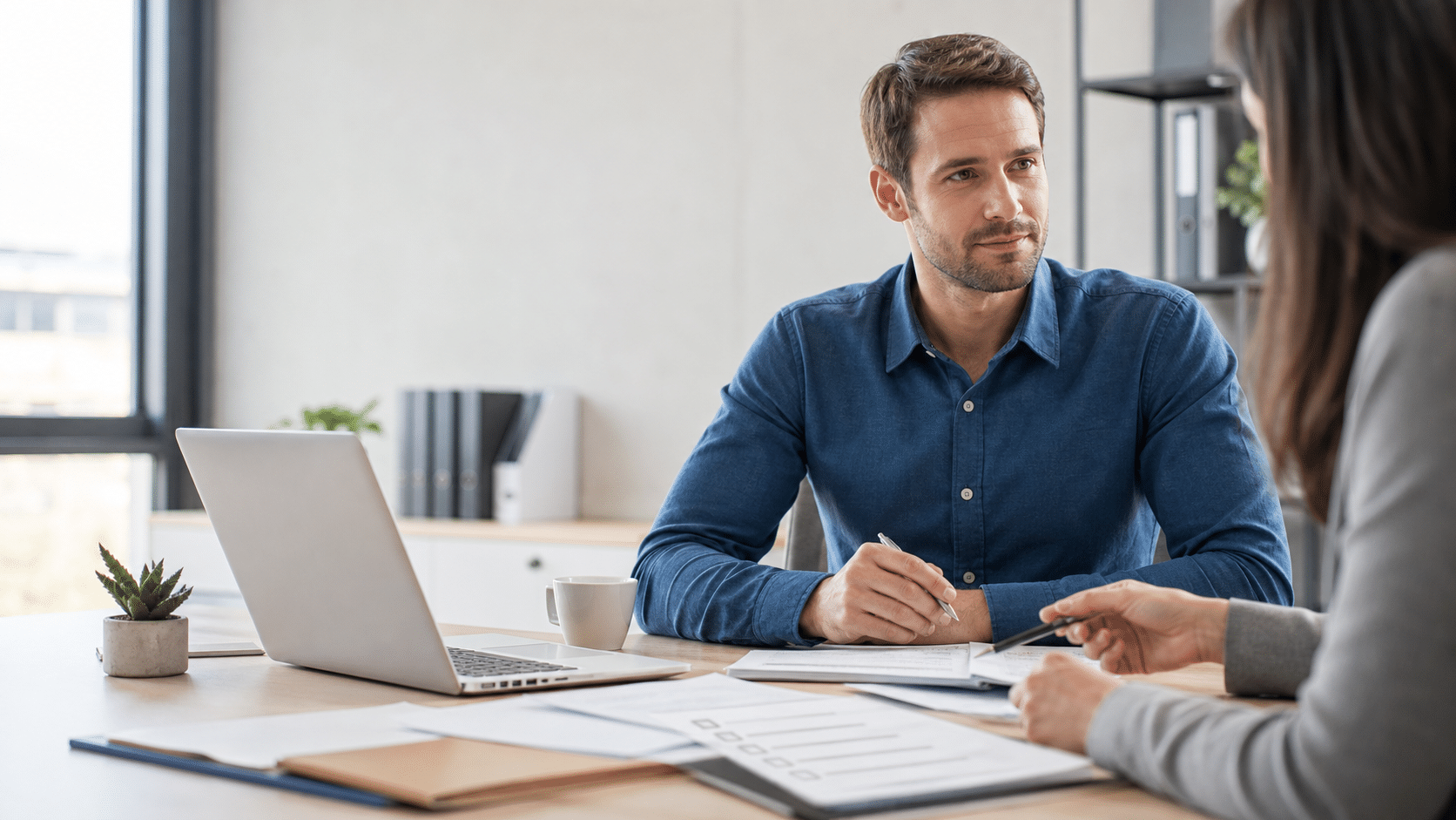 Entrepreneur comparant ses options pour réaliser ses formalités d’entreprise en ligne